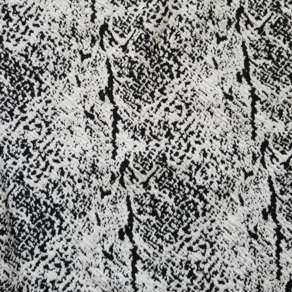 5/$25 H&M Divided Crop Top Black White Medium - Picture 2 of 4